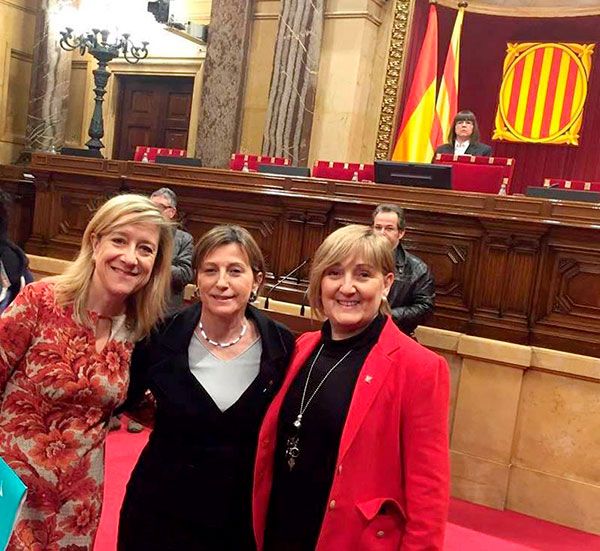 Maria Rosell, acompanyada de la presidenta del Parlament, Carme Forcadell, i de la diputada i alcaldessa de Vilanova i la Geltrú Neus Lloveras